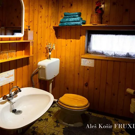 Feriehus Pet & Family Friendly House Viktorija - House Near Golica With Triglav View Jesenice